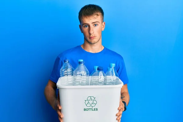 Jovem Caucasiano Segurando Lixo Reciclável Com Garrafas Plástico Deprimido Preocupar — Fotografia de Stock