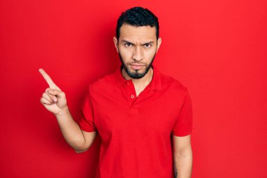 Sakallı, sakallı, şüpheci ve gergin bir adam, sorun yüzünden surat asıyor. negatif kişi. 