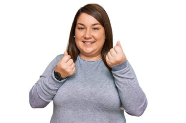 Güzel esmer ve cüsseli bir kadın gündelik kıyafetler giyer. Elleriyle para jesti yapar. Maaş ister, milyoner iş ister. 