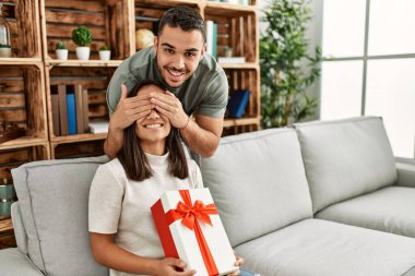 Genç adam evde doğum günü hediyesiyle kız arkadaşına sürpriz yapıyor..