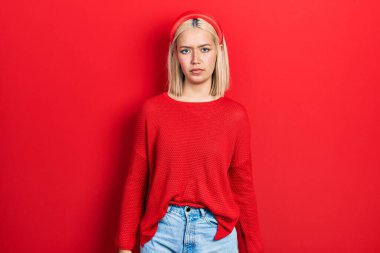 Güzel sarışın kadın, normal kırmızı süveter giyiyor. Depresyonda ve endişe içinde. Kızgın ve korkmuş bir şekilde ağlıyor. hüzünlü ifade. 