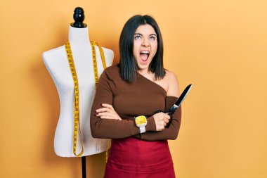 Genç esmer kadın elinde makas, kızgın ve kızgın çığlıklar atan kızgın ve öfkeliydi. Öfkeyle bağırıyordu.. 