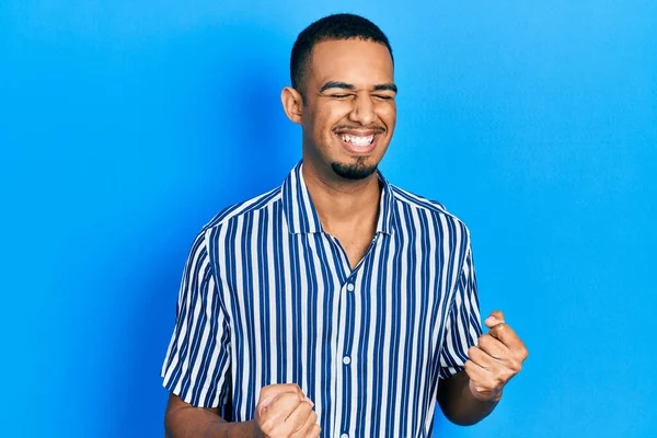 Jeune Homme Afro Américain Portant Des Vêtements Décontractés Excité Pour — Photo