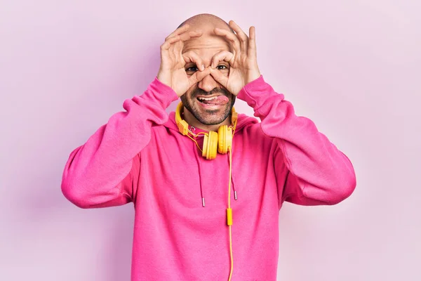 Giovane Uomo Calvo Che Indossa Abiti Palestra Utilizzando Cuffie Facendo — Foto Stock