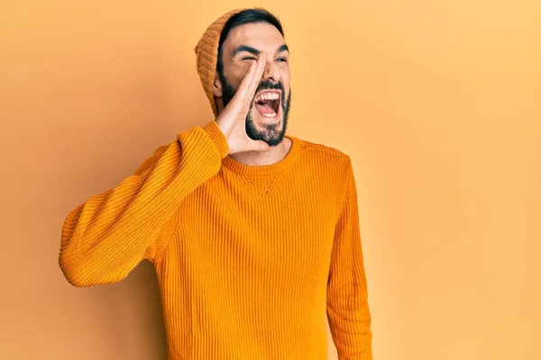 Jovem Hispânico Vestindo Roupas Casuais Gritando Gritando Alto Para Lado — Fotografia de Stock