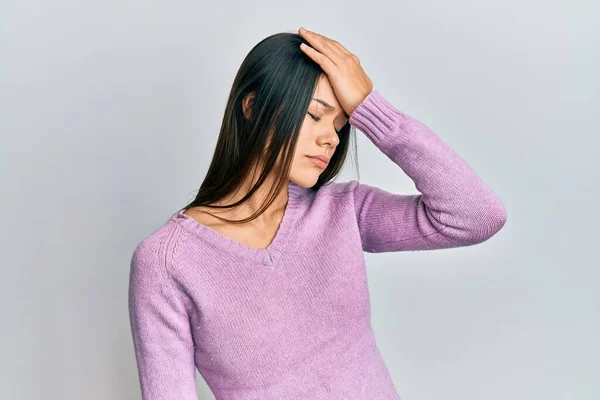 Young Hispanic Girl Wearing Casual Clothes Surprised Hand Head Mistake — Stock Photo, Image