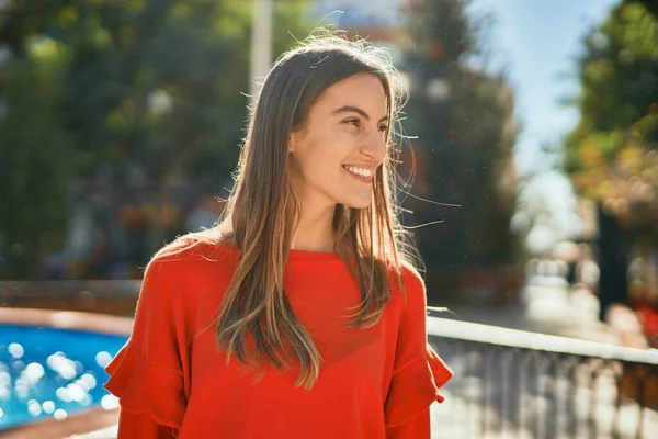 Junge Hispanische Frau Lächelt Glücklich Park — Stockfoto