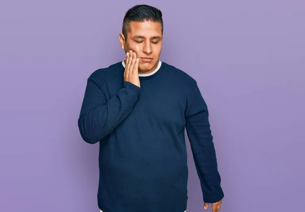 Hombre Latino Joven Que Usa Ropa Casual Tocando Boca Con —  Fotos de Stock
