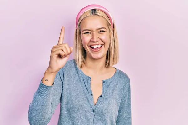 Beautiful Blonde Woman Standing Pink Background Pointing Finger Successful Idea — ストック写真