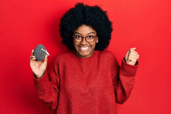 Ung Afrikansk Amerikansk Kvinna Håller Pimpsten Skriker Stolt Firar Seger — Stockfoto