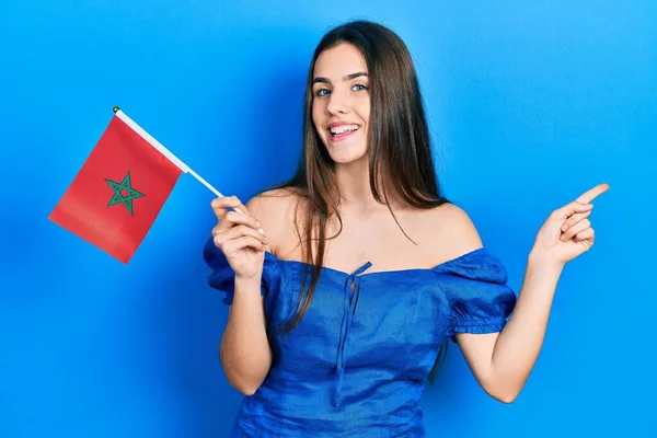 Joven Morena Adolescente Sosteniendo Bandera Marruecos Sonriendo Feliz Señalando Con — Foto de Stock