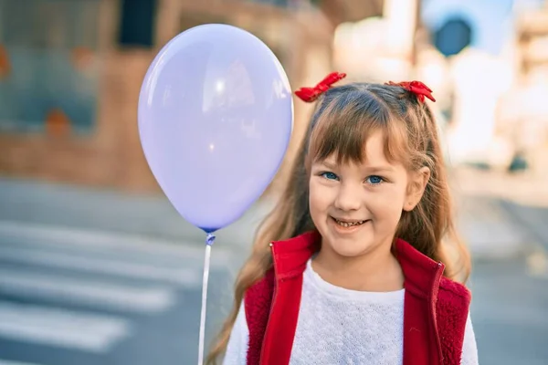 Adorable Niña Caucásica Sonriendo Feliz Jugando Con Balón Ciudad — Foto de Stock