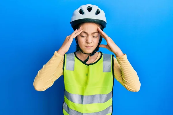 Красивая Брюнетка Маленькая Девочка Велосипедном Шлеме Светоотражающем Жилете Рукой Голове — стоковое фото