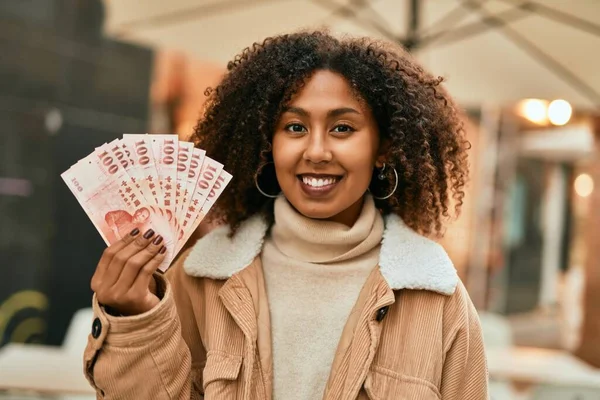 Jonge Afrikaanse Amerikaanse Vrouw Glimlachend Gelukkig Houden Van Nieuwe Taiwan — Stockfoto