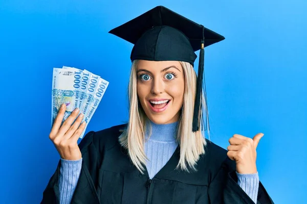 Hermosa Mujer Rubia Con Gorra Graduación Bata Ceremonia Sosteniendo Forinto — Foto de Stock