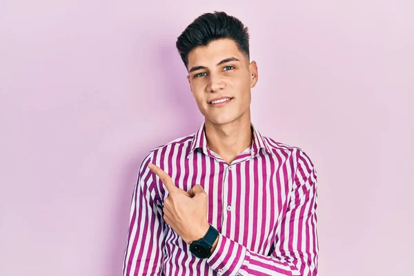 Junger Hispanischer Mann Lässiger Kleidung Der Mit Dem Finger Zur — Stockfoto