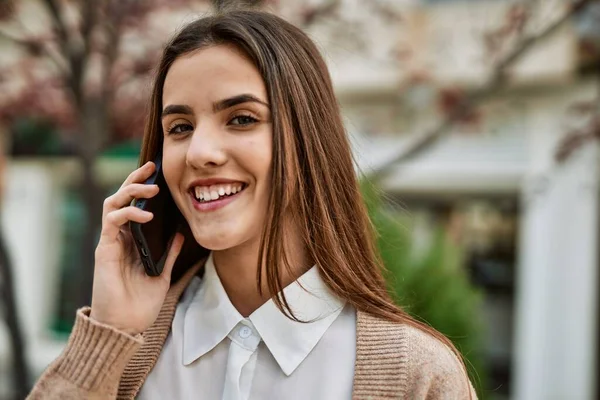 Fiatal Spanyol Üzletasszony Mosolyog Boldog Beszél Okostelefonon Városban — Stock Fotó