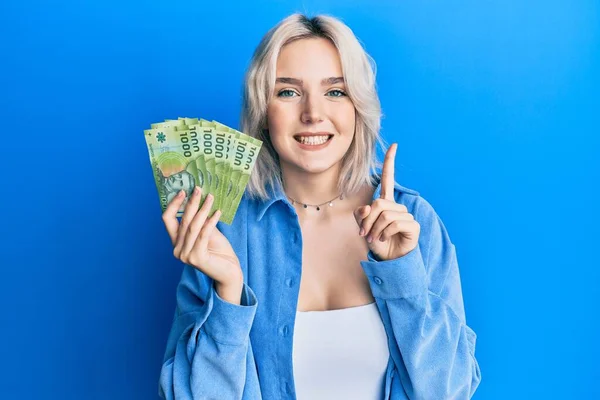 Ung Blond Flicka Med 1000 Chilenska Pesos Leende Med Idé — Stockfoto
