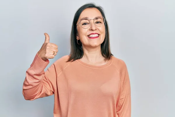 Hispanische Frau Mittleren Alters Lässiger Kleidung Und Brille Die Glücklich — Stockfoto
