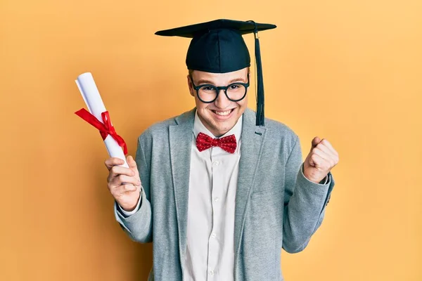 Young Caucasian Nerd Man Wearing Glasses Graduation Cap Holding Degree — Stock Photo, Image