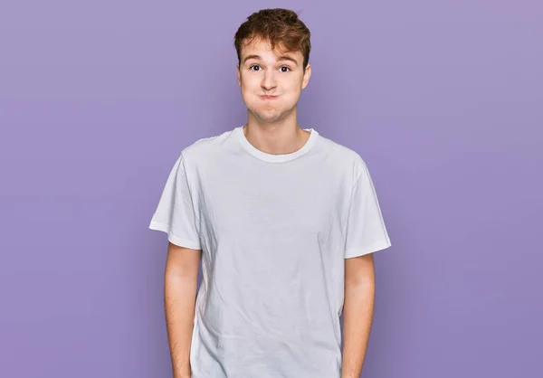 Jonge Blanke Man Draagt Casual Witte Shirt Puffende Wangen Met — Stockfoto