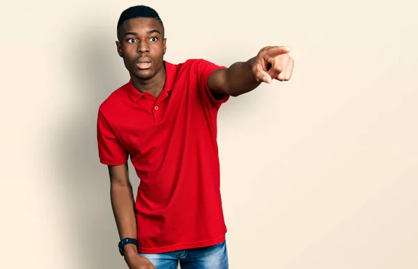 Fiatal Afro Amerikai Férfi Alkalmi Piros Pólót Visel Ujjal Mutogatott — Stock Fotó