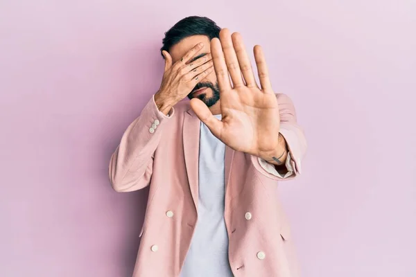 Joven Hombre Hispano Con Chaqueta Negocios Cubriendo Los Ojos Con —  Fotos de Stock