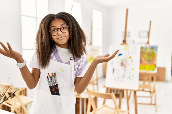 Jovem Afro Americana Pintura Menina Estúdio Arte Expressão Indolor Confuso — Fotografia de Stock