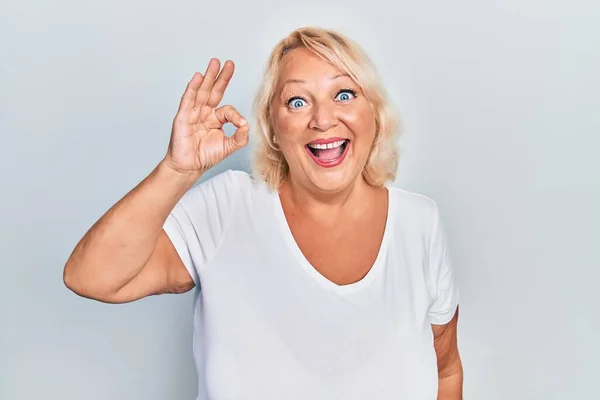 Middelbare Leeftijd Blonde Vrouw Doet Positieve Gebaar Vieren Gek Verbaasd — Stockfoto