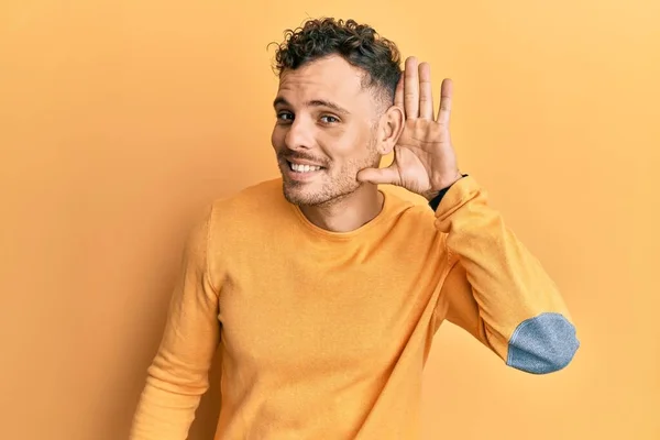 Jovem Hispânico Vestindo Roupas Casuais Sorrindo Com Mão Sobre Orelha — Fotografia de Stock