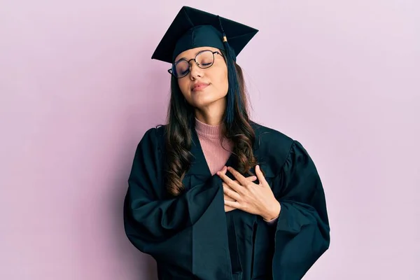 Giovane Donna Ispanica Con Cappello Laurea Accappatoio Cerimonia Sorridente Con — Foto Stock