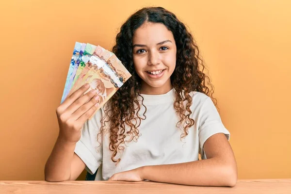 Adolescente Hispânico Menina Segurando Dólares Canadenses Olhando Positivo Feliz Sorrindo — Fotografia de Stock