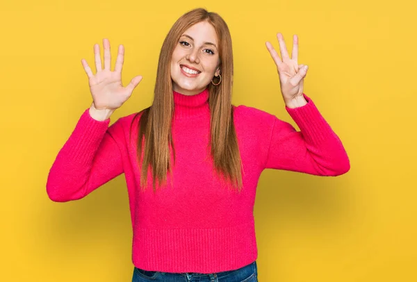 Junge Irin Lässiger Kleidung Zeigt Mit Finger Nummer Acht Nach — Stockfoto