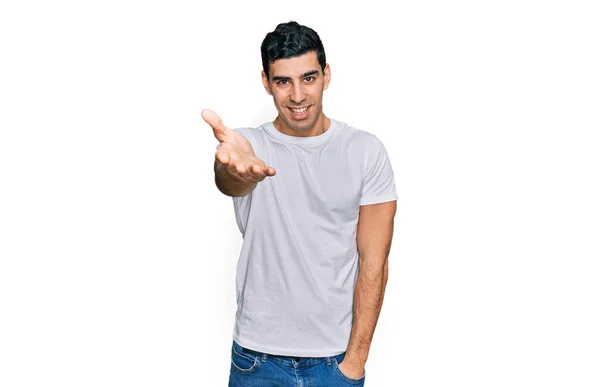Bonito Hispânico Homem Vestindo Casual Shirt Branca Sorrindo Amigável Oferecendo — Fotografia de Stock