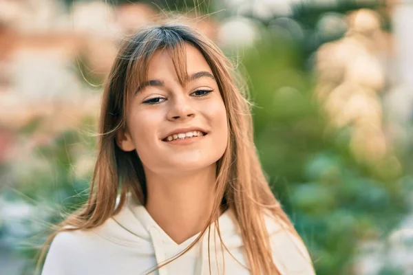 Kaukázusi Sportos Tinédzser Lány Mosolyog Boldog Áll Városban — Stock Fotó