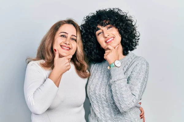 Middle East Mother Daughter Wearing Casual Clothes Looking Confident Camera — Stock Photo, Image