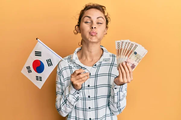 Güney Kore Elinde Tutan Genç Esmer Kadın Komik Yüzlü Yanakları — Stok fotoğraf