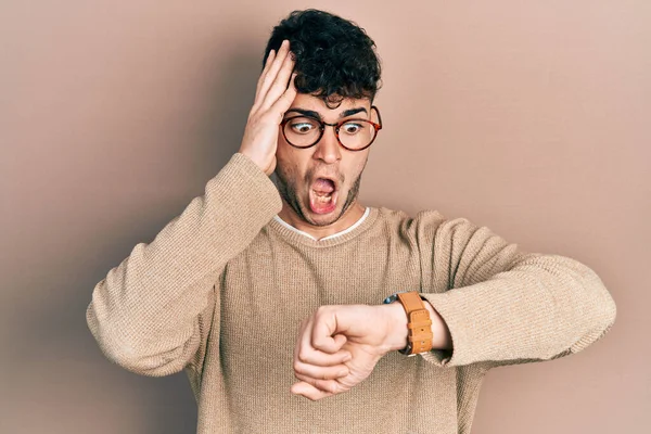 Giovane Uomo Ispanico Indossa Abiti Casual Occhiali Guardando Tempo Orologio — Foto Stock