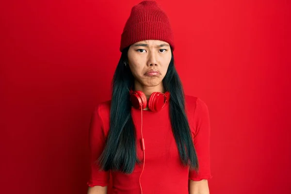 Mujer China Joven Escuchando Música Usando Auriculares Deprimidos Preocupados Por —  Fotos de Stock