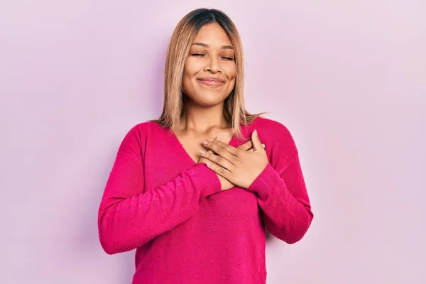 Mulher Hispânica Bonita Vestindo Camisola Rosa Casual Sorrindo Com Mãos — Fotografia de Stock