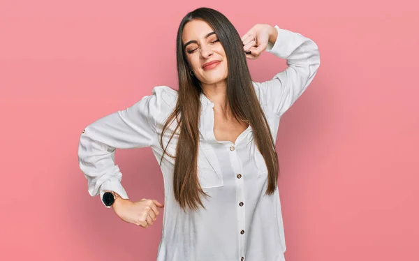 Jonge Mooie Vrouw Draagt Casual Wit Shirt Stretching Back Moe — Stockfoto