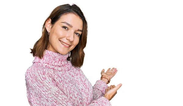 Menina Caucasiana Jovem Vestindo Camisola Inverno Convidando Para Entrar Sorrindo — Fotografia de Stock