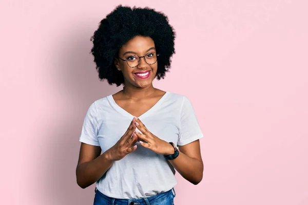 Jovem Afro Americana Vestindo Casual Branco Shirt Mãos Juntas Dedos — Fotografia de Stock