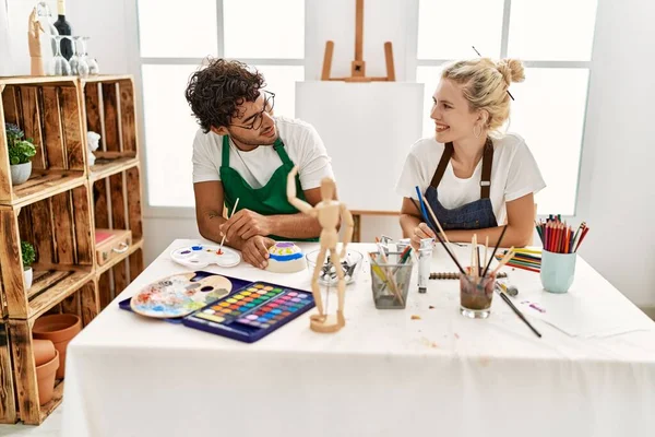 Jong Kunstenaar Paar Glimlachen Gelukkig Schilderij Kunst Studio — Stockfoto