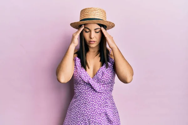Young Brunette Woman Wearing Summer Dress Hat Hand Head Pain — Zdjęcie stockowe