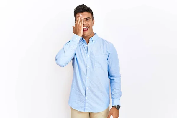 Jovem Hispânico Vestindo Camisa Negócios Sobre Fundo Isolado Cobrindo Olho — Fotografia de Stock