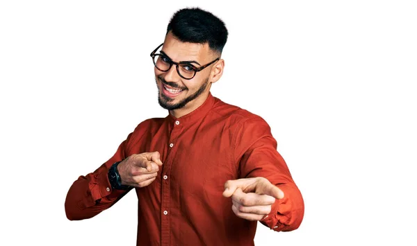 髭を生やした若いヒスパニック系の男性は 幸せと面白い顔をしてカメラに指を指すビジネスシャツや眼鏡を着用しています 良いエネルギーと振動は — ストック写真