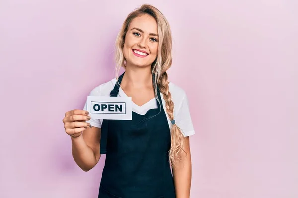 Mooie Jonge Blonde Vrouw Draagt Serveerster Schort Houden Open Banner — Stockfoto