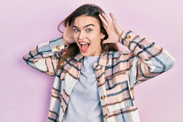 Menina Caucasiana Jovem Vestindo Roupas Casuais Sorrindo Alegre Jogando Peek — Fotografia de Stock