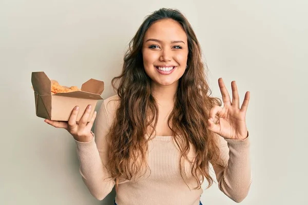 Ung Latinamerikansk Flicka Äter Kyckling Vingar Gör Tecken Med Fingrar — Stockfoto